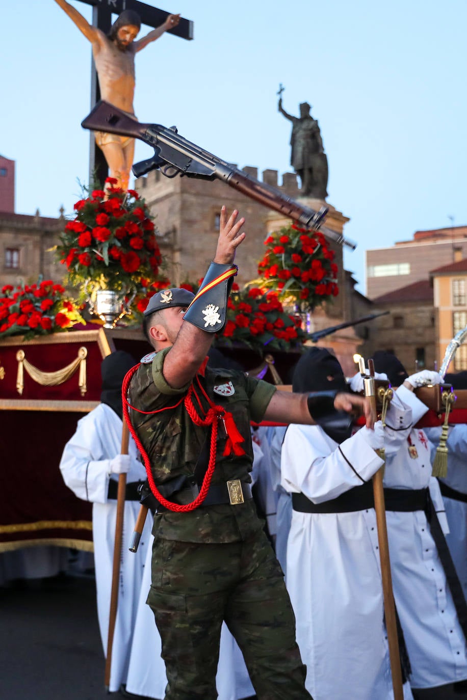 Los gastadores dan realce a un multitudinario Vía Crucis