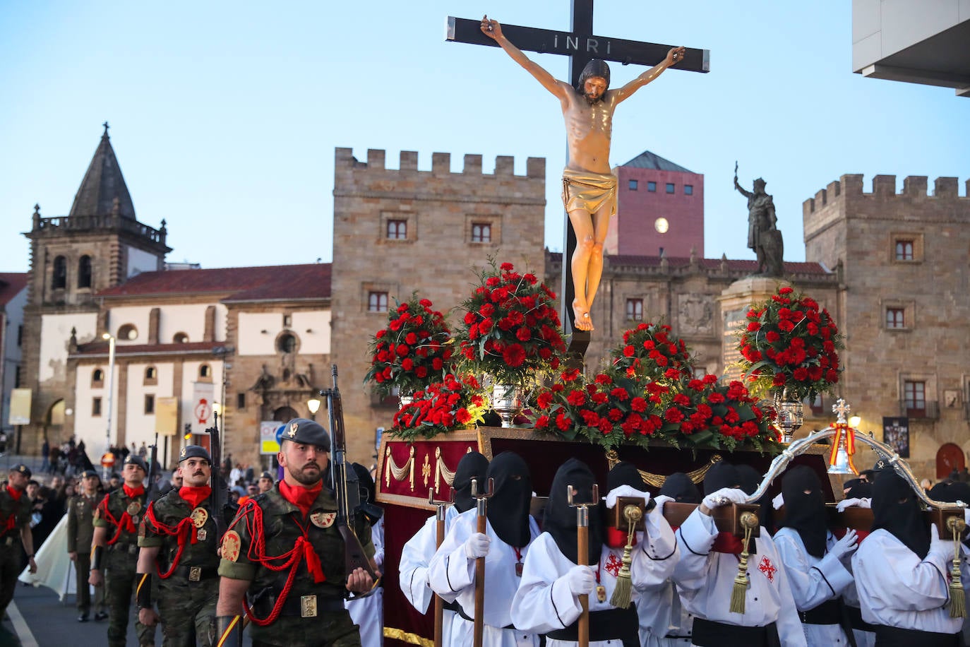 Los gastadores dan realce a un multitudinario Vía Crucis