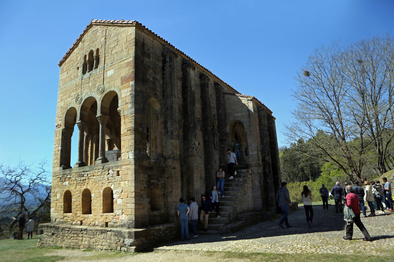 Un grupo de turistas visitan Santa María del Naranco, en Oviedo.