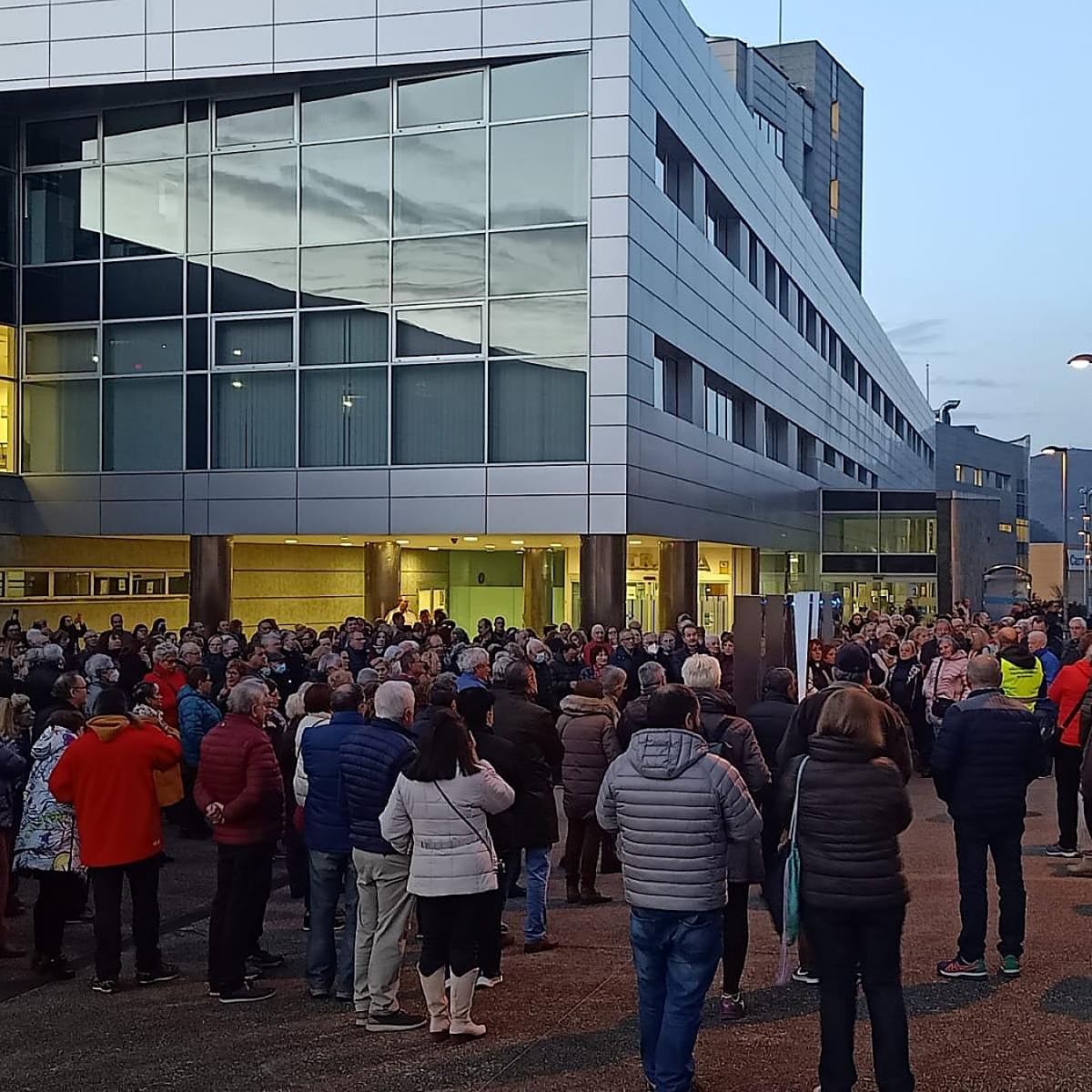 Mieres se planta ante Salud por las listas de espera en el hospital: «No se puede funcionar a medio gas»