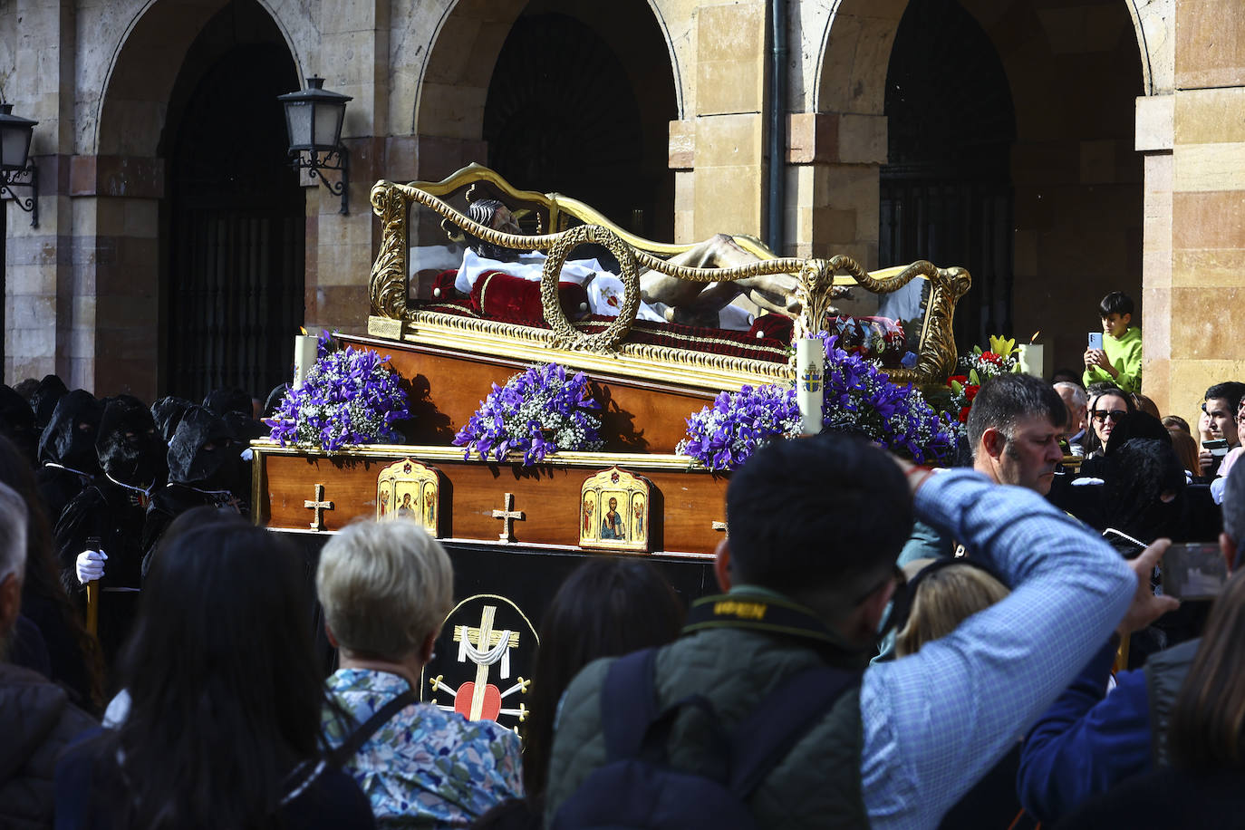Emoción en Oviedo en la procesión del Santo Entierro
