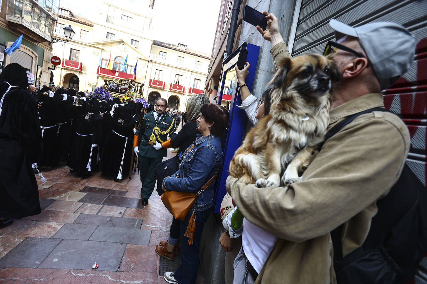 Emoción en Oviedo en la procesión del Santo Entierro