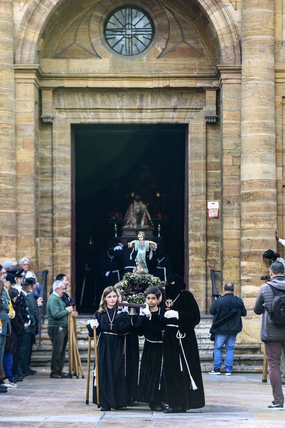 Emoción en Oviedo en la procesión del Santo Entierro