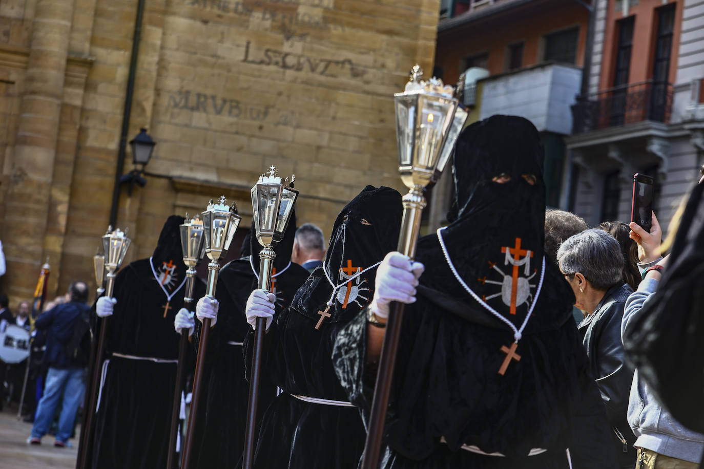 Emoción en Oviedo en la procesión del Santo Entierro