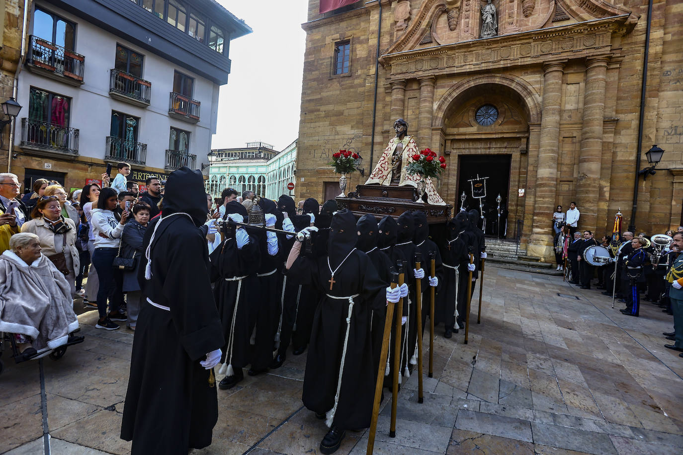 Emoción en Oviedo en la procesión del Santo Entierro