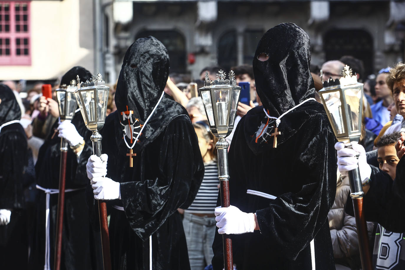 Emoción en Oviedo en la procesión del Santo Entierro