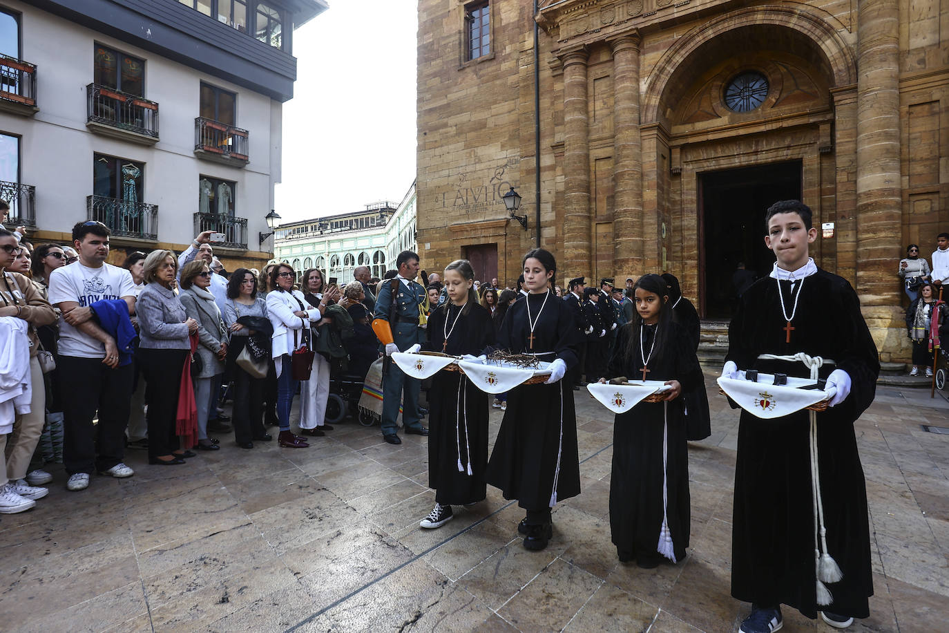 Emoción en Oviedo en la procesión del Santo Entierro