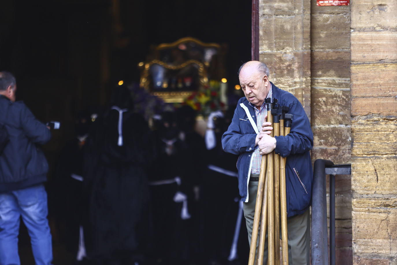 Emoción en Oviedo en la procesión del Santo Entierro