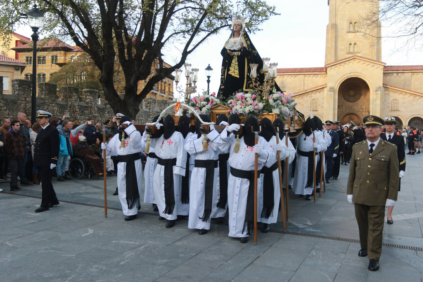 La procesión del Santo Entierro vuelve a llenar las calles de Gijón