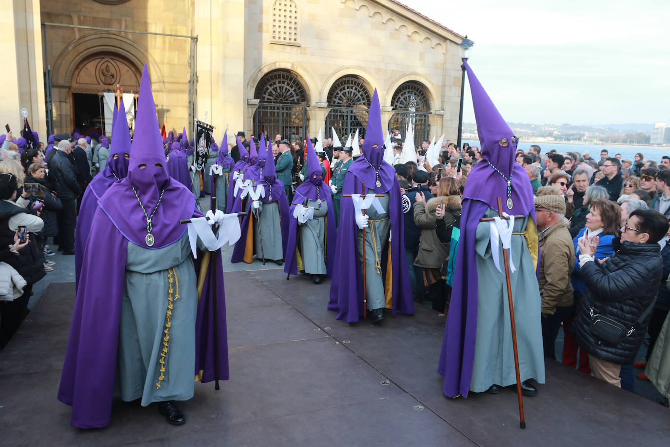 El Santo Entierro llena Gijón