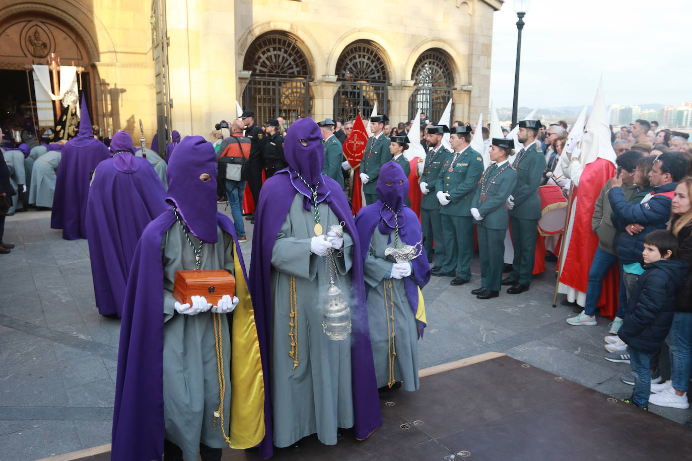 El Santo Entierro llena Gijón