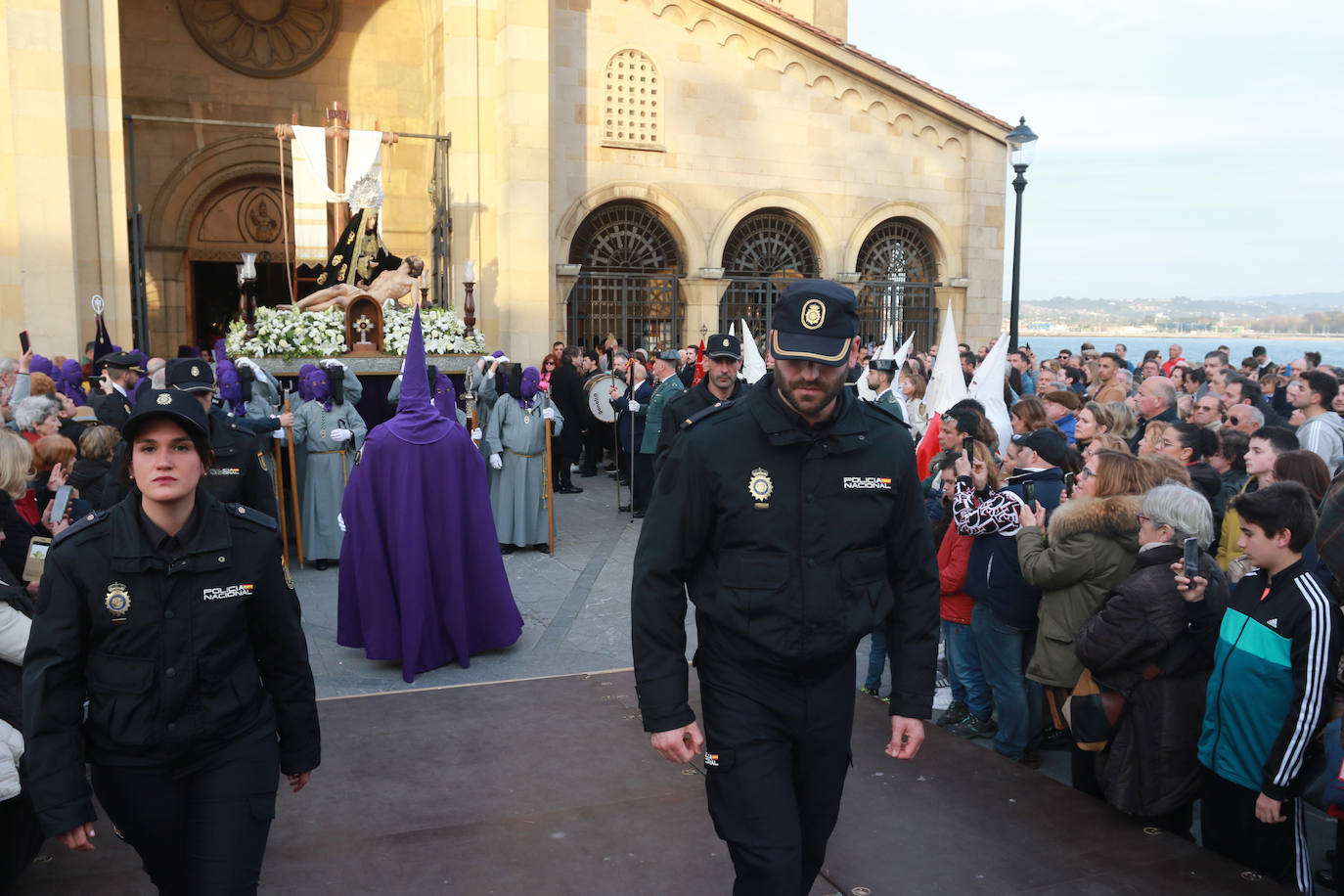 El Santo Entierro llena Gijón