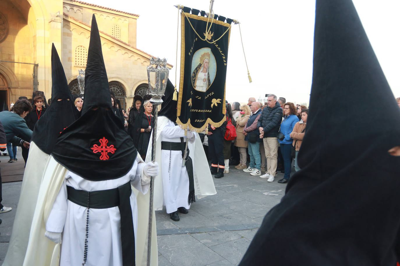 El Santo Entierro llena Gijón