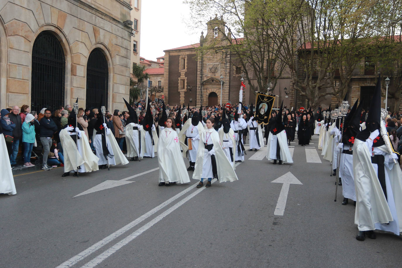 El Santo Entierro llena Gijón