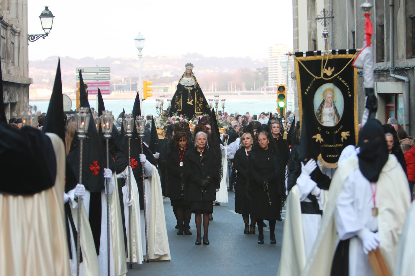 El Santo Entierro llena Gijón