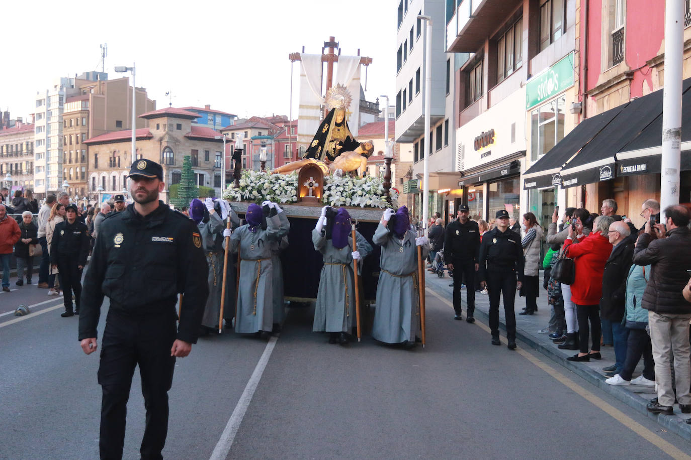 El Santo Entierro llena Gijón