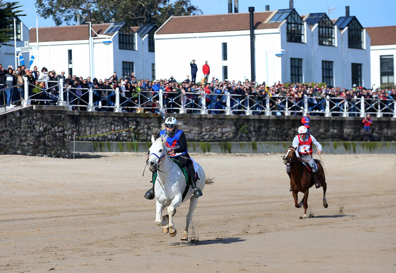 Ribadesella disfruta del espectáculo de las Carreras de Caballos