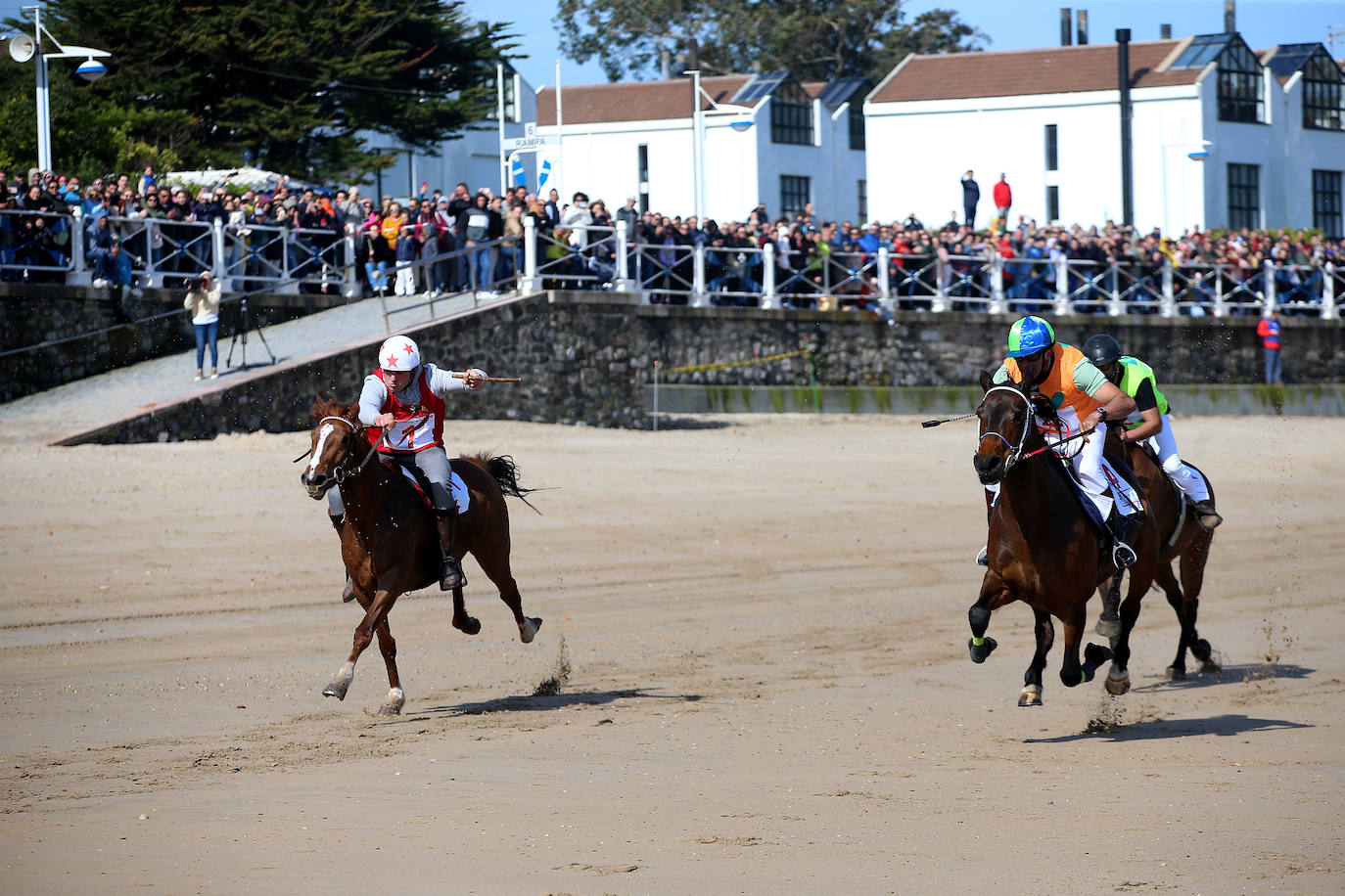 Ribadesella disfruta del espectáculo de las Carreras de Caballos