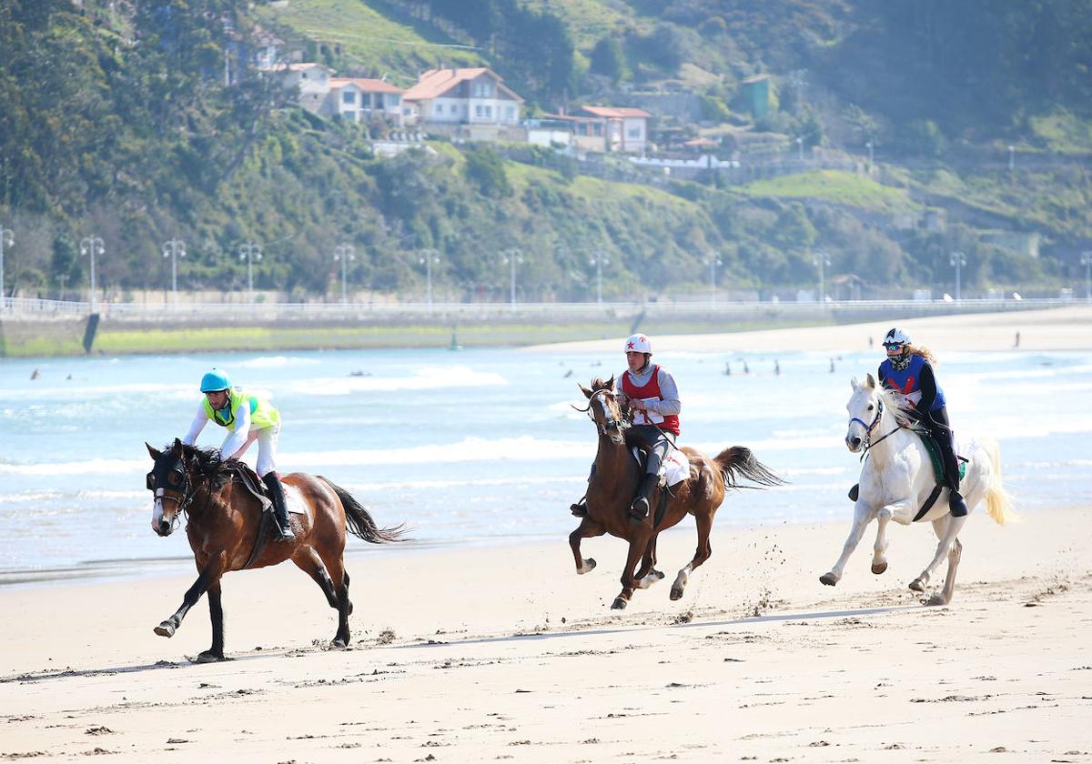 Ribadesella disfruta del espectáculo de las Carreras de Caballos