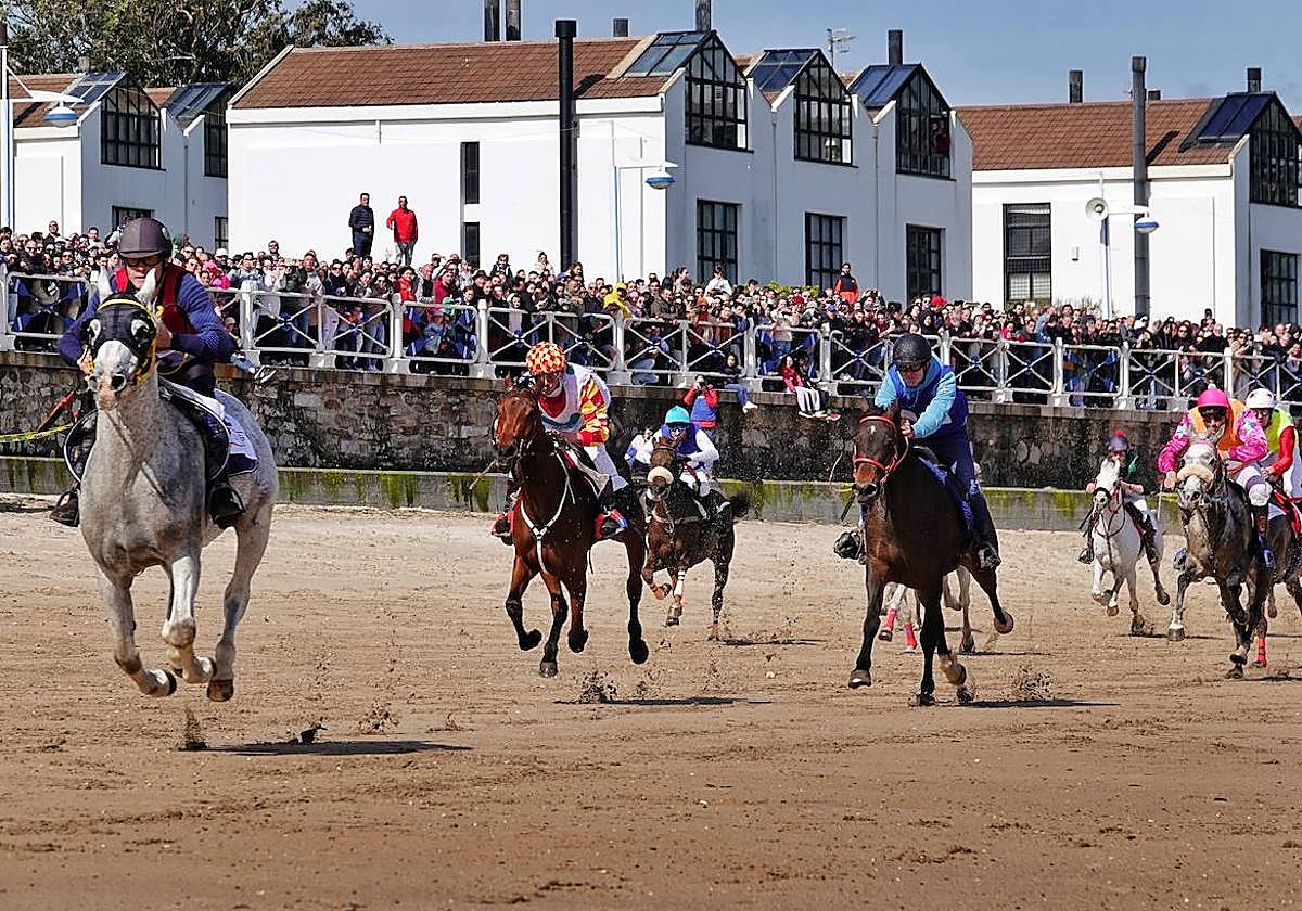Ribadesella disfruta del espectáculo de las Carreras de Caballos.