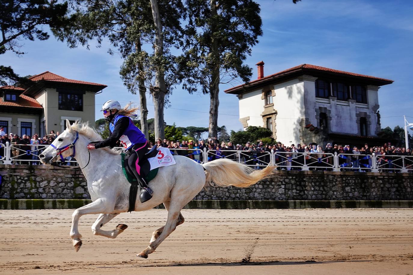 Ribadesella disfruta del espectáculo de las Carreras de Caballos