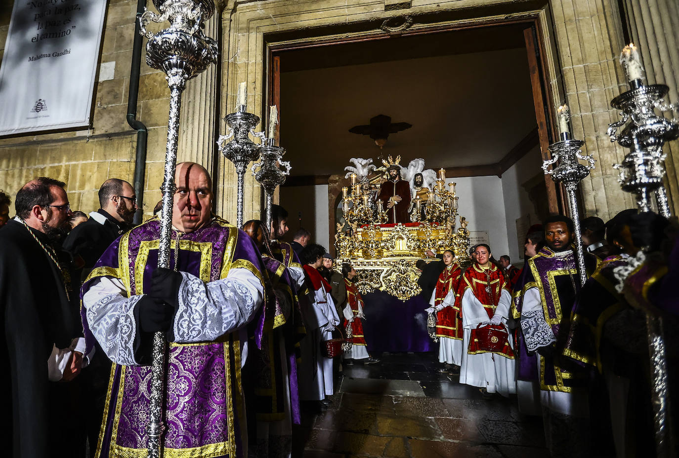 La Madrugá conmueve a los fieles en Oviedo