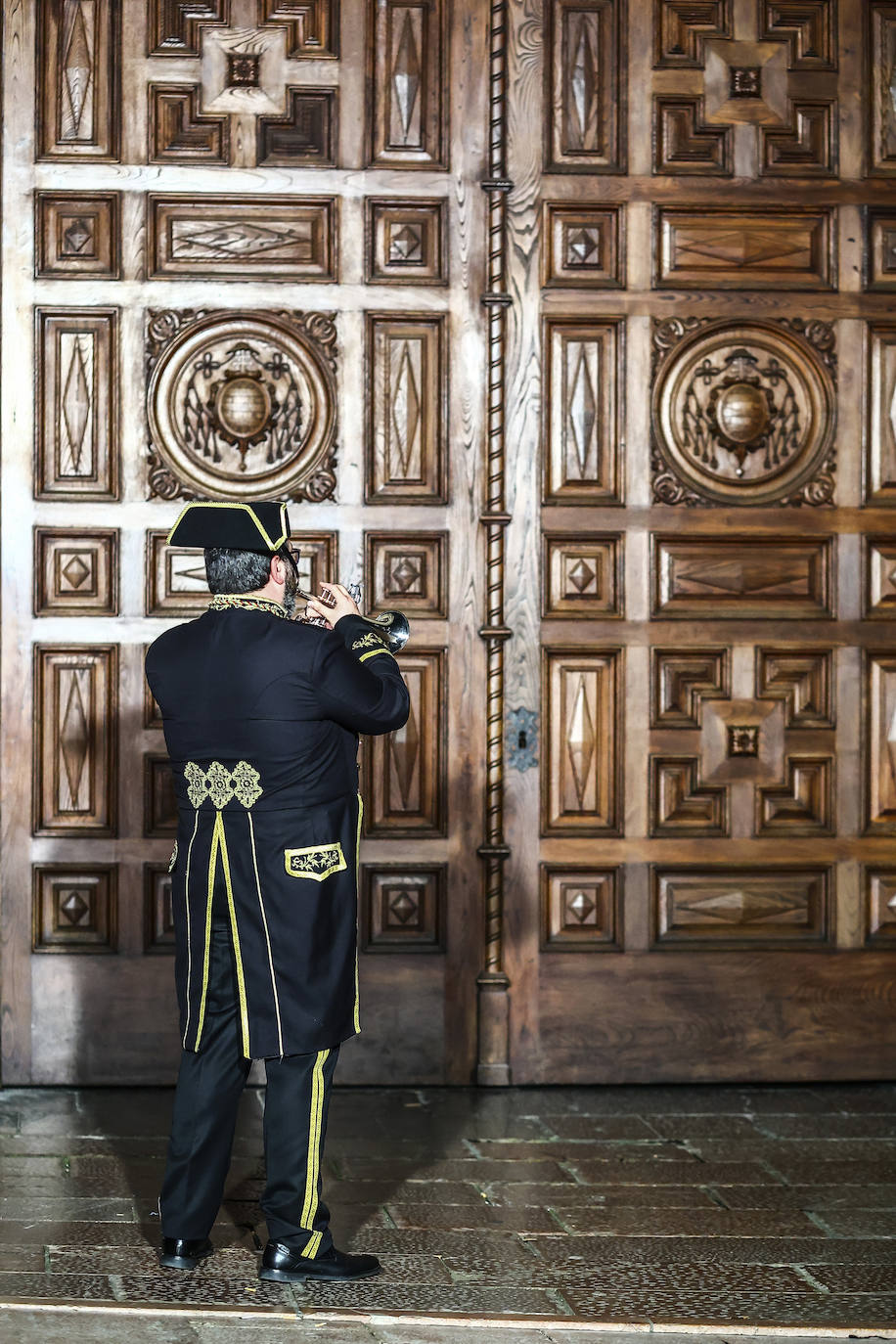La Madrugá conmueve a los fieles en Oviedo