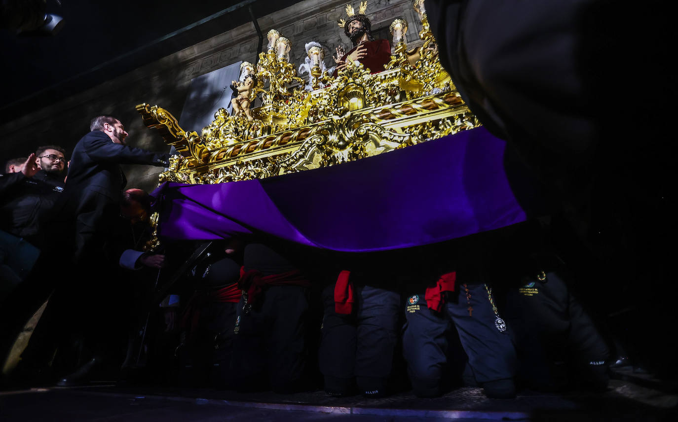 La Madrugá conmueve a los fieles en Oviedo