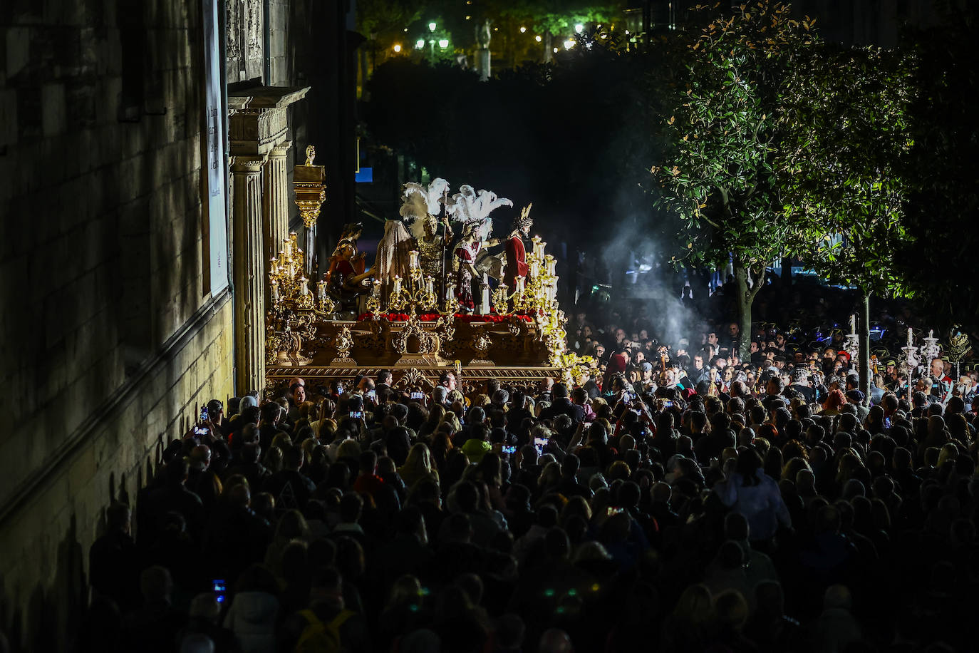 La Madrugá conmueve a los fieles en Oviedo