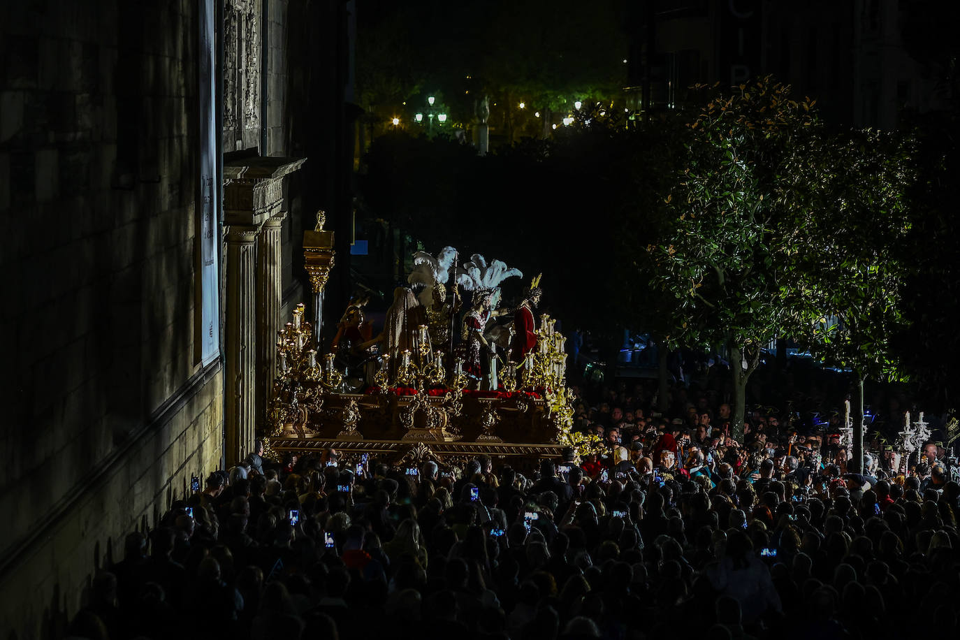 La Madrugá conmueve a los fieles en Oviedo