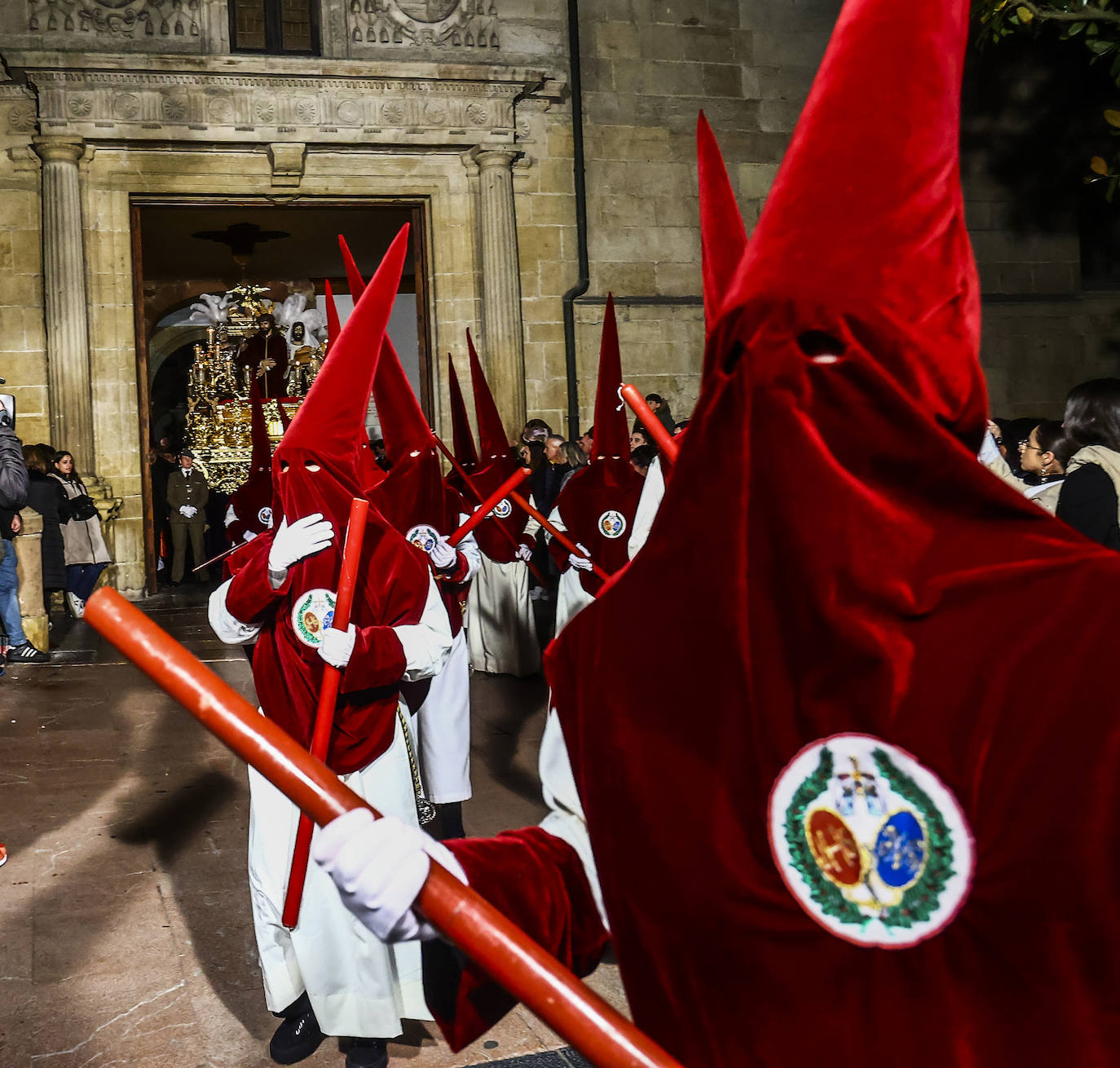 La Madrugá conmueve a los fieles en Oviedo