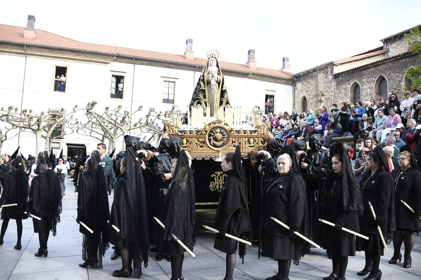 Devoción en Avilés por el Santo Entierro