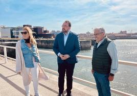 Lara Martínez (número dos de la candidatura), Adrián Barbón y el cabeza de lista del PSOE en Gijón, Luis Manuel Flórez, 'Floro'