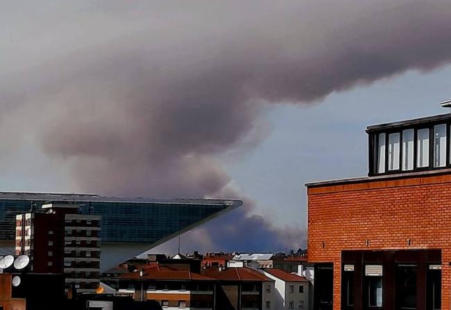 La gran columna de humo del incendio de Las Regueras se ve desde varias zonas de Oviedo.