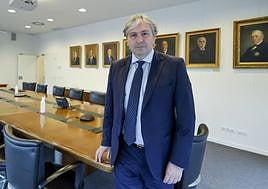 Jaime Argüelles posa en la sala del consejo, donde cuelgan los retratos de los presidentes de Duro Felguera.