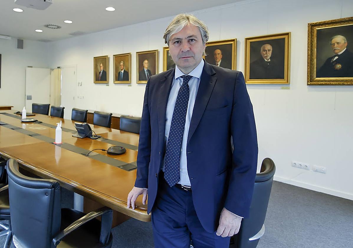 Jaime Argüelles posa en la sala del consejo, donde cuelgan los retratos de los presidentes de Duro Felguera.