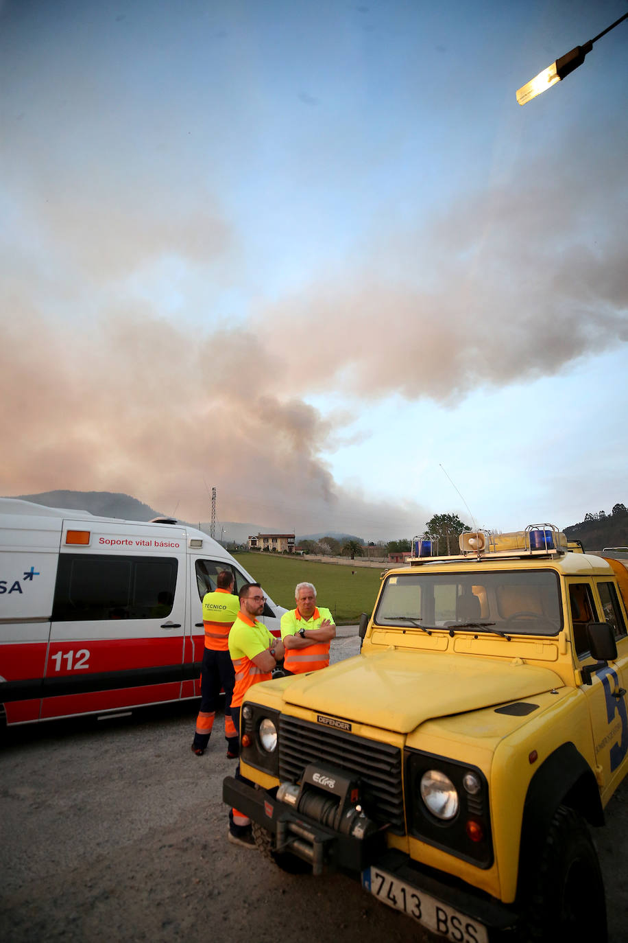 Un incendio en Las Regueras eleva el nivel de alerta