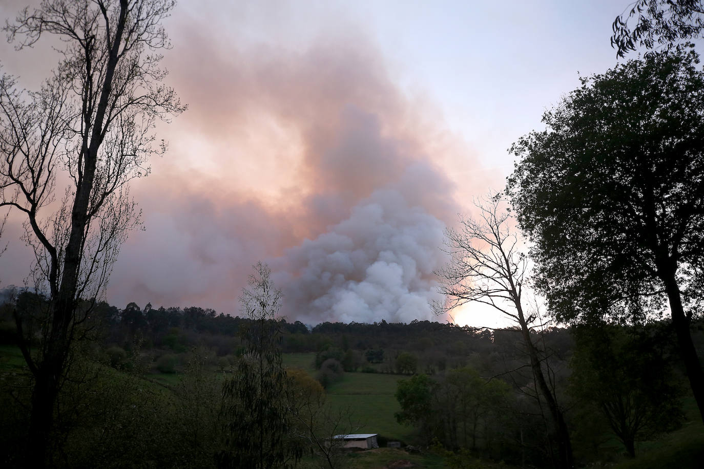 Un incendio en Las Regueras eleva el nivel de alerta