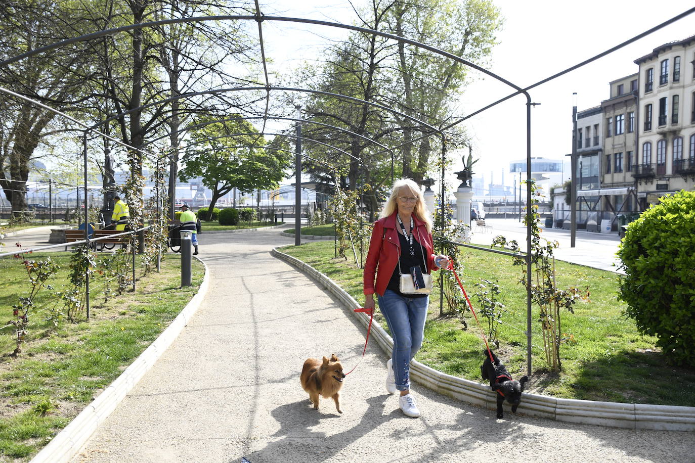 Calor y lleno total en Asturias en el Sábado Santo