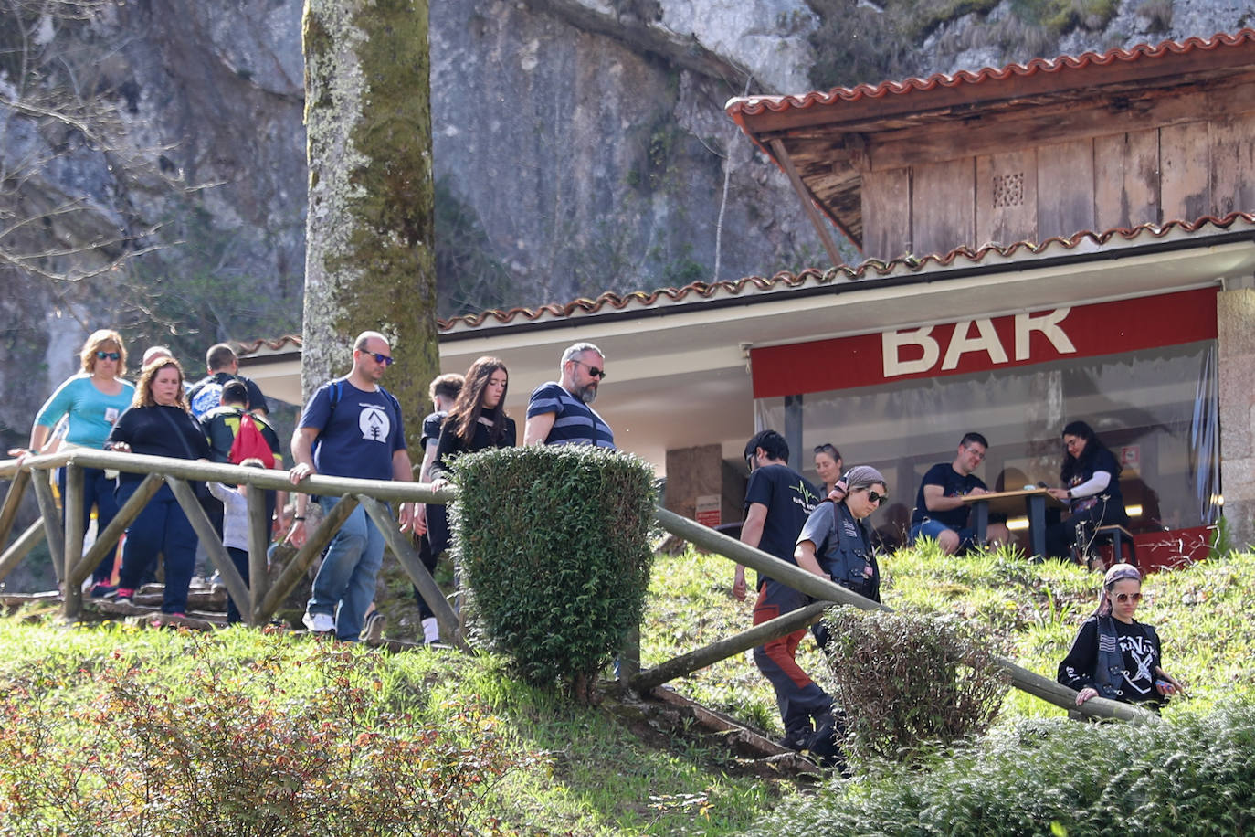 Calor y lleno total en Asturias en el Sábado Santo