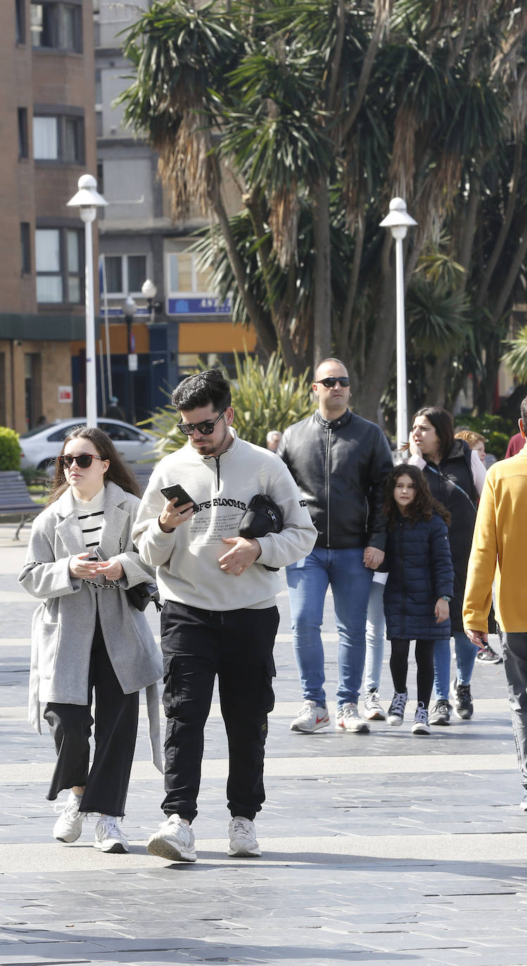 Calor y lleno total en Asturias en el Sábado Santo