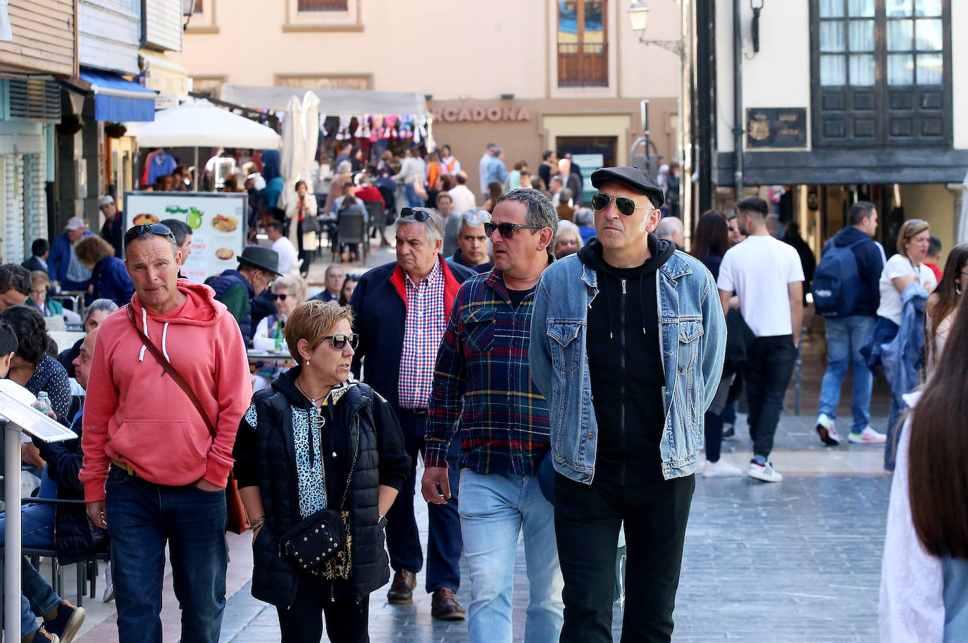 Calor y lleno total en Asturias en el Sábado Santo