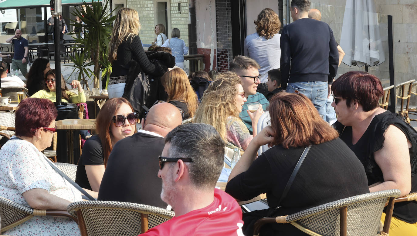 Calor y lleno total en Asturias en el Sábado Santo