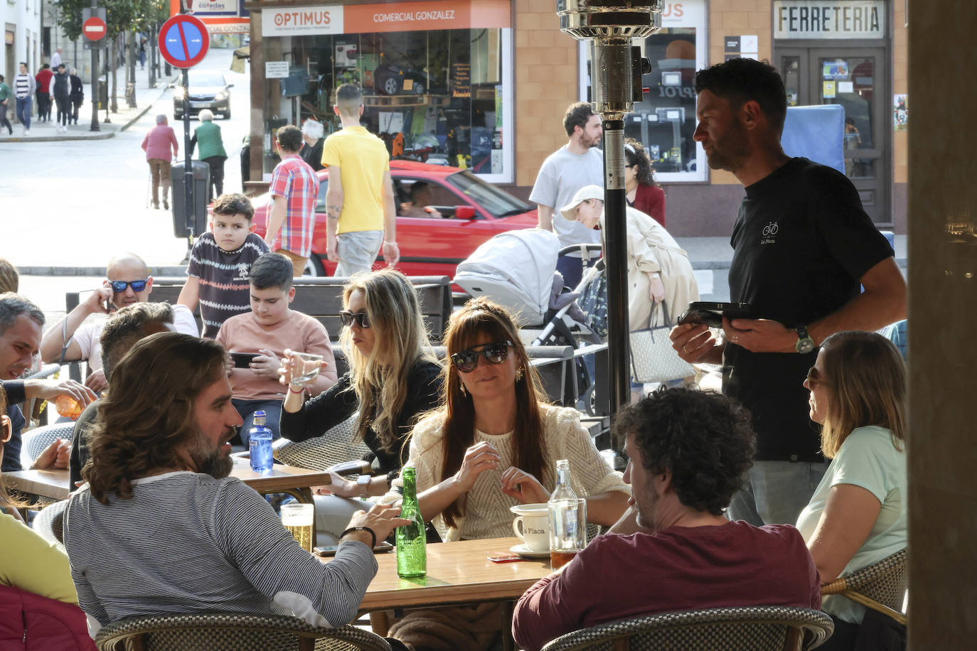 Calor y lleno total en Asturias en el Sábado Santo