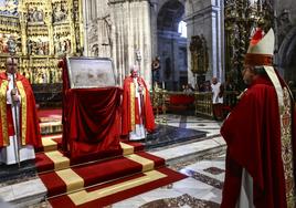 Adoración al Santo Sudario en la Catedral.