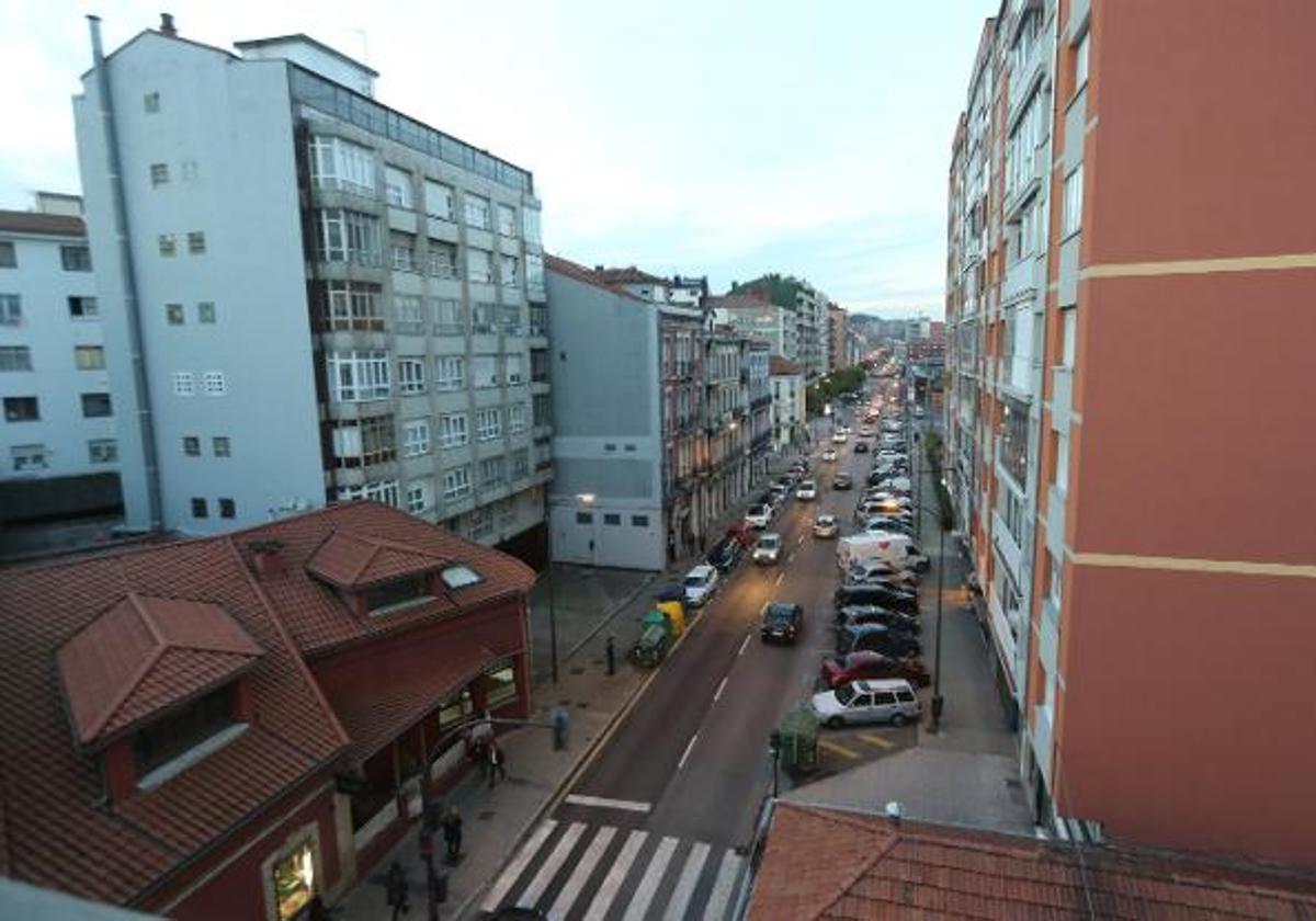 Avenida de los Telares, en Avilés, donde se escucharon los gritos de la mujeres en la madrugada del jueves.