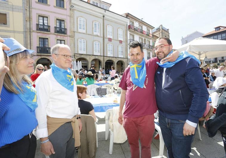 El Presidente del Principado, Adrián Barbón, evitó saludar al líder dle PP asturiano, Diego Canga, cuando este se dispuso a estrecharle la mano en el Parche.