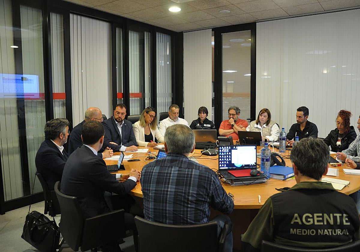 De izquierda a derecha, el director general de Seguridad y Estrategia Digital, Javier Fernández; el consejero de Medio Rural y Cohesión Territorial, Alejandro Calvo; el gerente del Servicio de Emergencias del Principado, Óscar Rodríguez; el presidente de Asturias, Adrián Barbón; y la consejera de Presidencia, Rita Camblor.