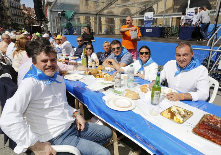 Imagen principal - 1) Luis Fanjúl, Lolo Iñarra, Ana Reguero y Damián Fernández fueron los únicos representantes de Ciudadanos en la comida. 2) Arancha Martínez Riola invitó a la comida a Carolina López, candidata de Vox a la Presidencia del Principado y otros miembros del partido regional. 3) La presidenta de Foro Asturias, Carmen Moriyón, y el candidato a la Presidencia del Principado, Adrián Pumares, acompañaron a Javier Vidal.