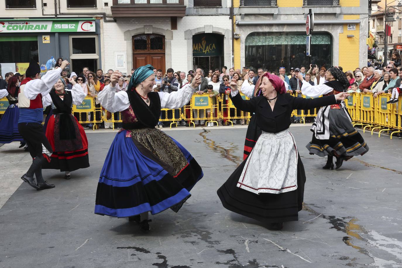 Pola de Siero se echa a las calles para celebrar los Güevos Pintos